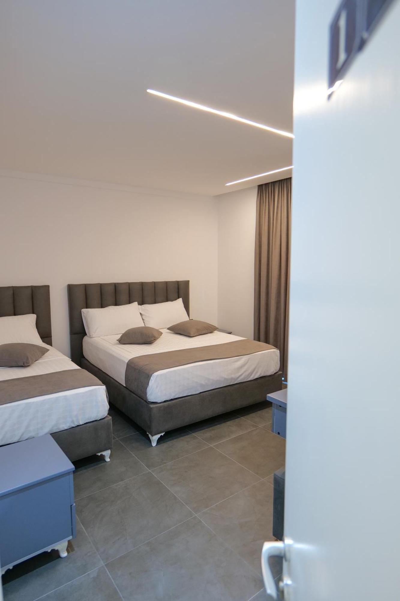Hotel Celaj Vlore Bagian luar foto