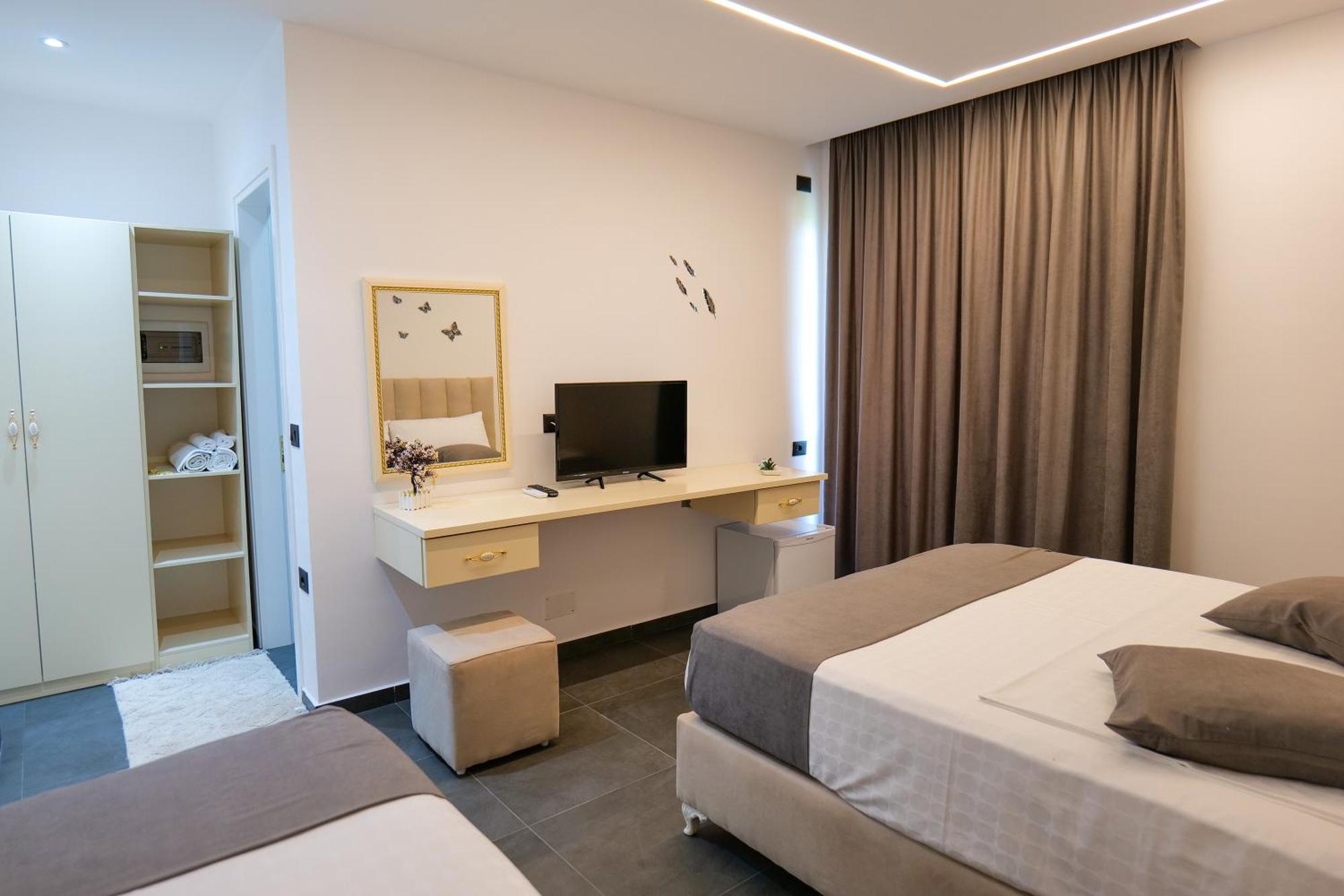 Hotel Celaj Vlore Bagian luar foto