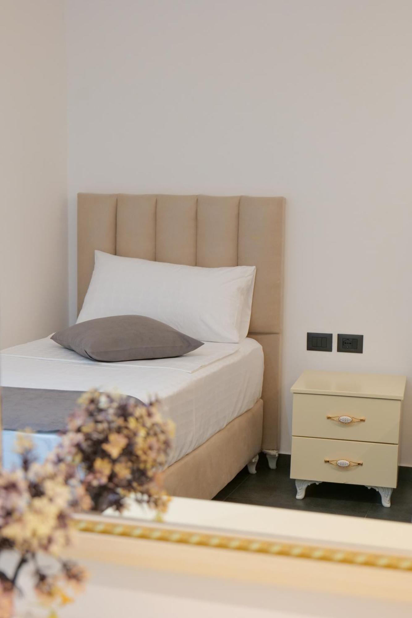 Hotel Celaj Vlore Bagian luar foto