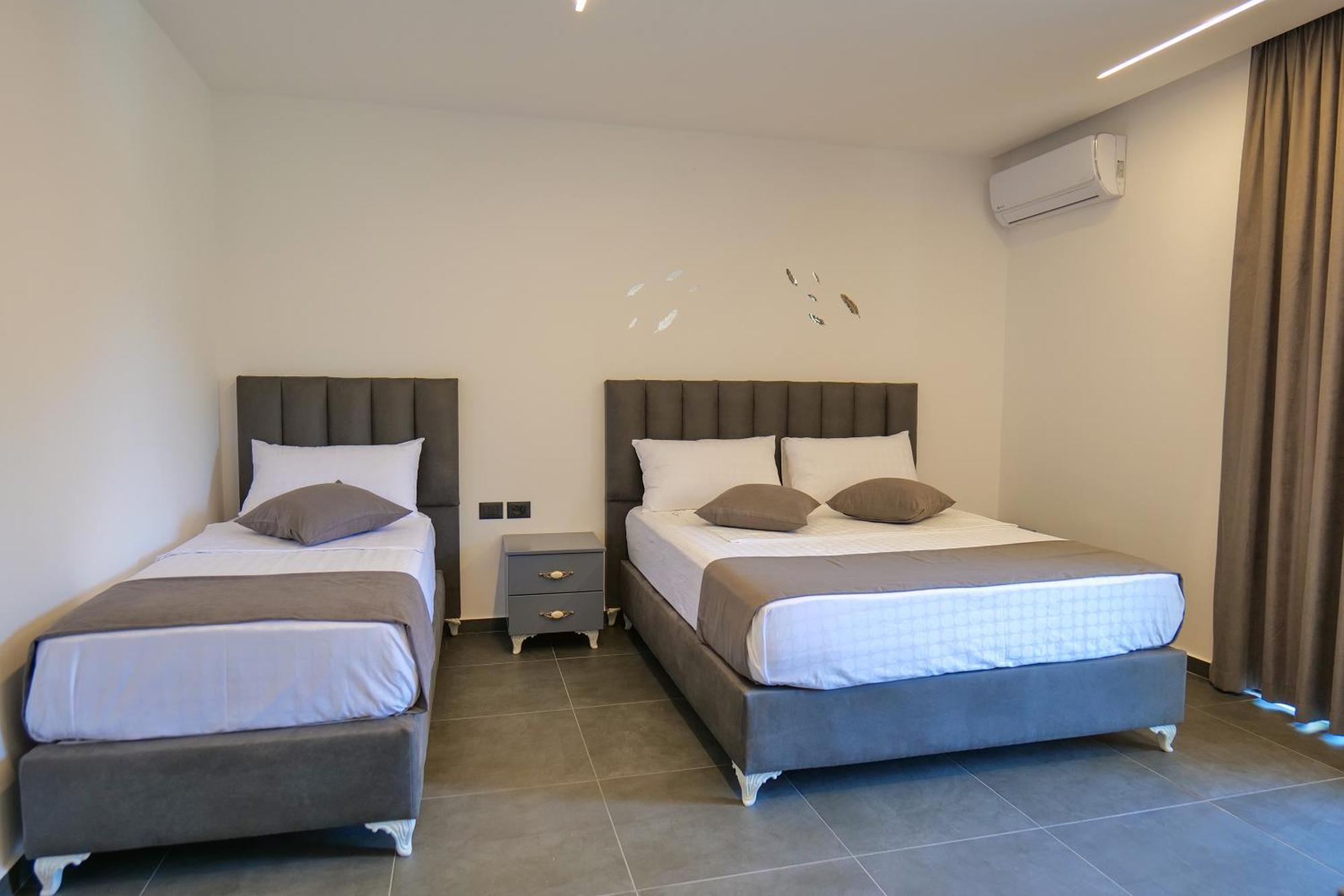 Hotel Celaj Vlore Bagian luar foto