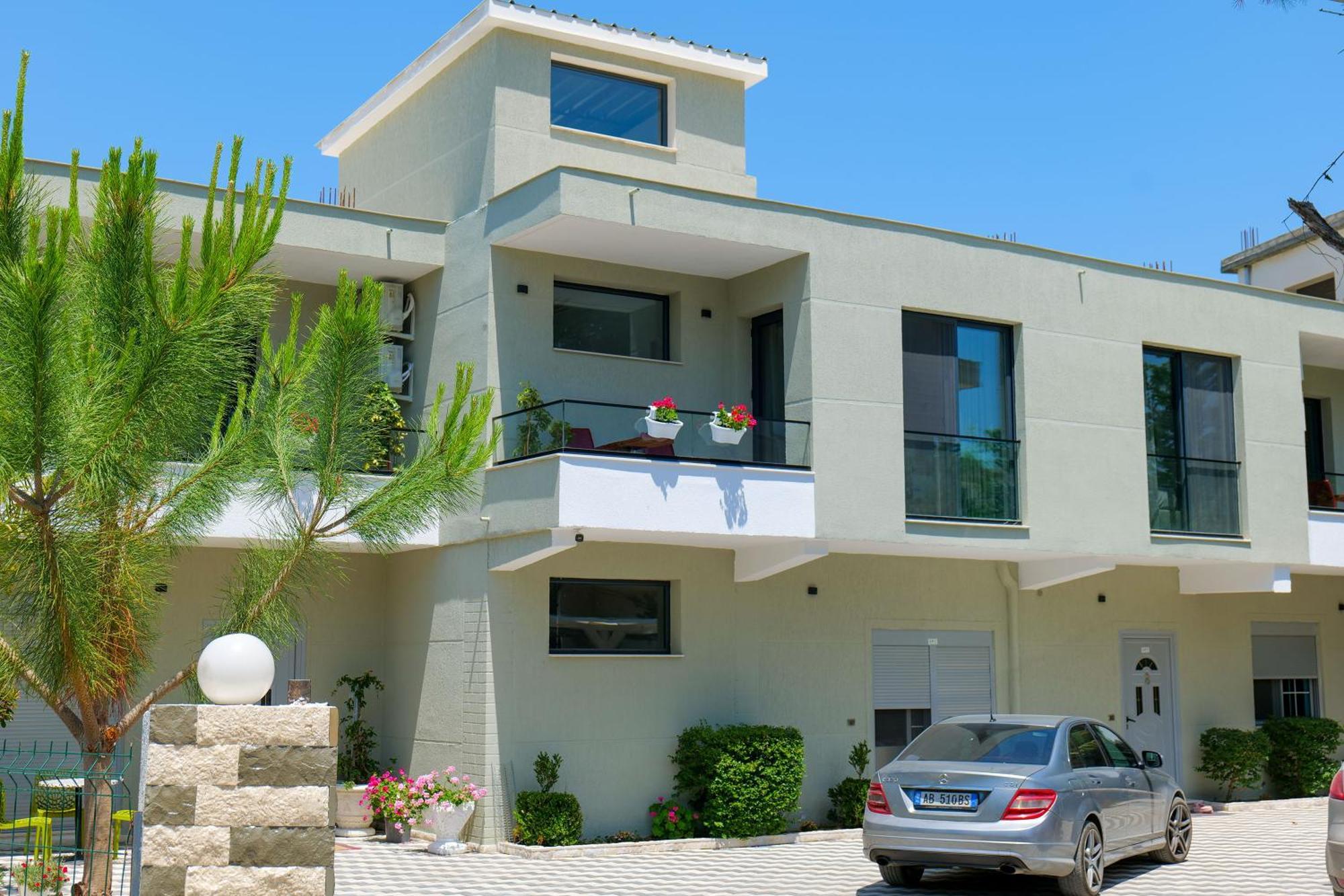 Hotel Celaj Vlore Bagian luar foto
