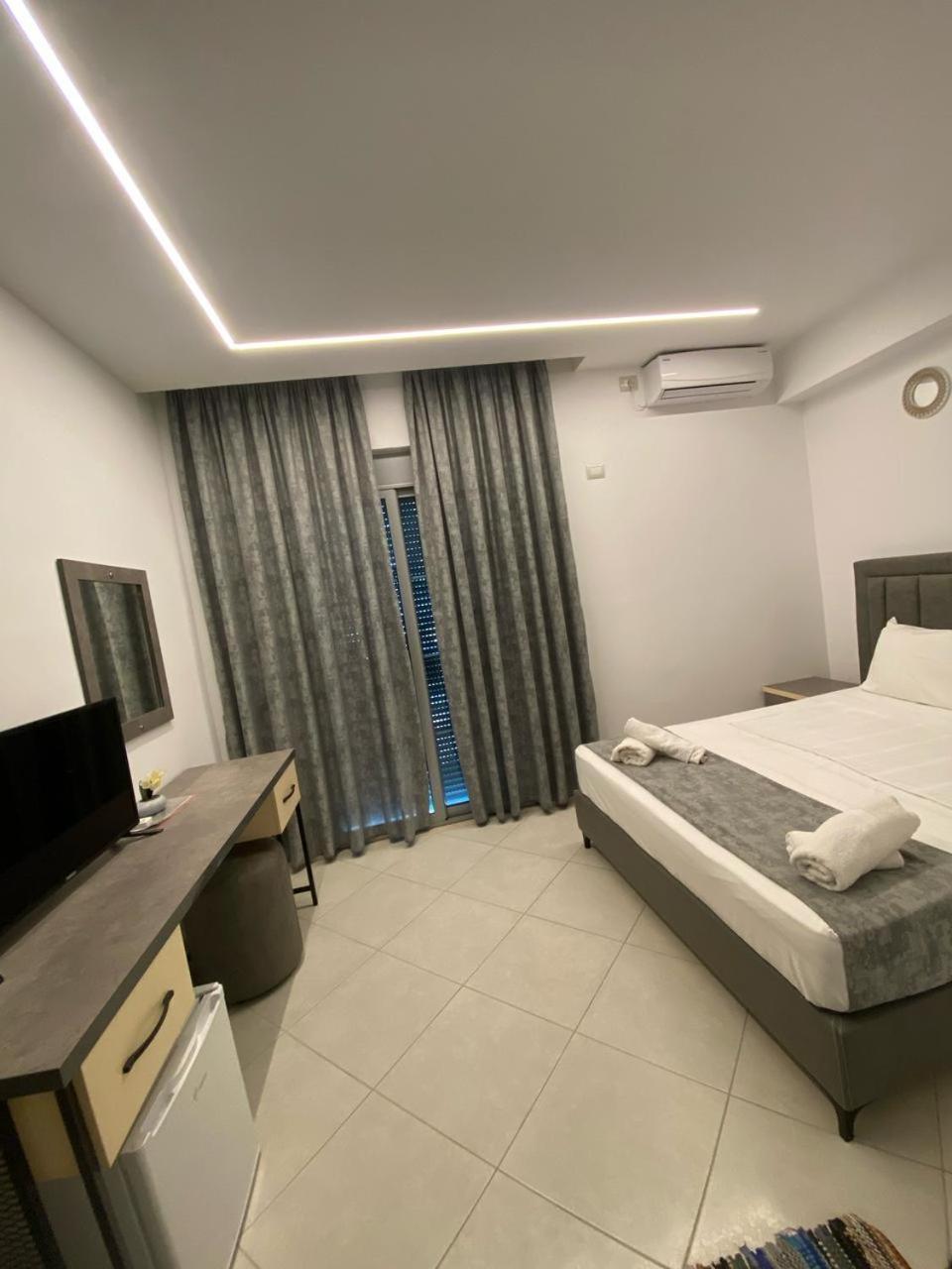 Hotel Celaj Vlore Bagian luar foto